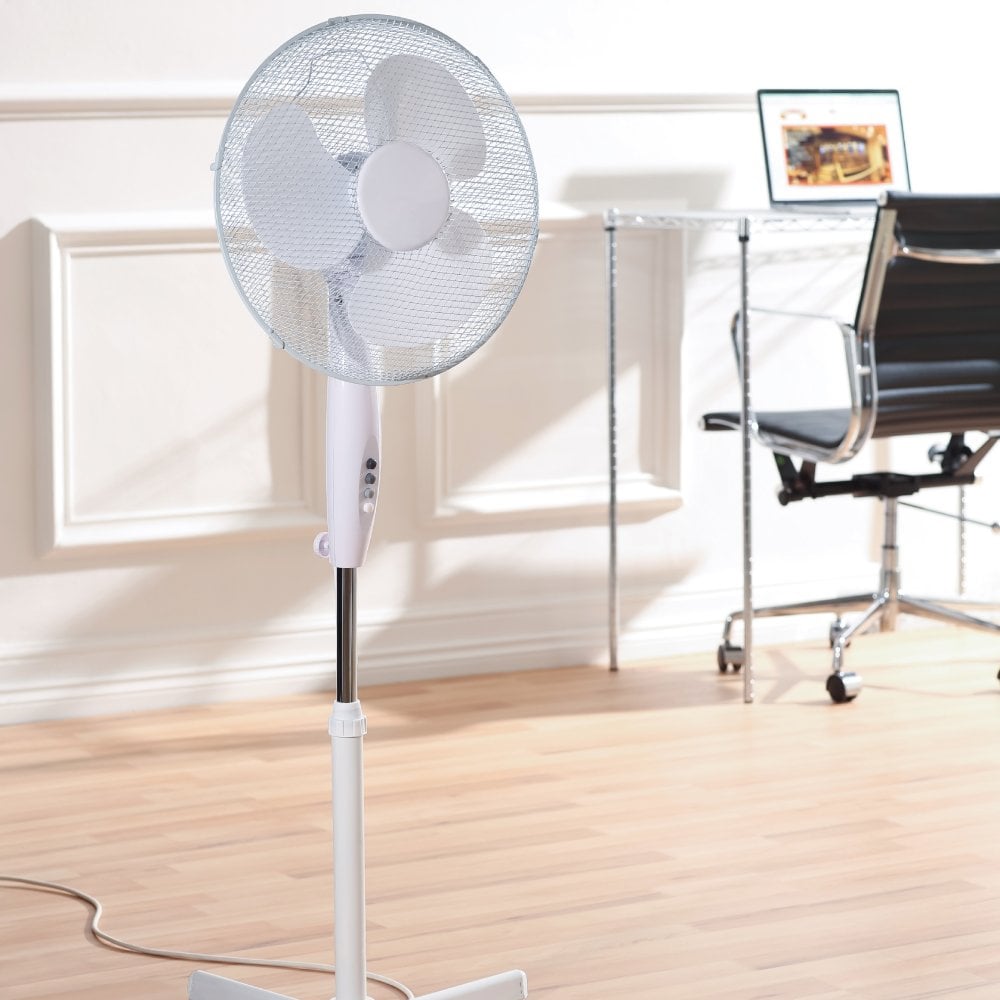 Daewoo 16 White Pedestal Fan with Cross Base